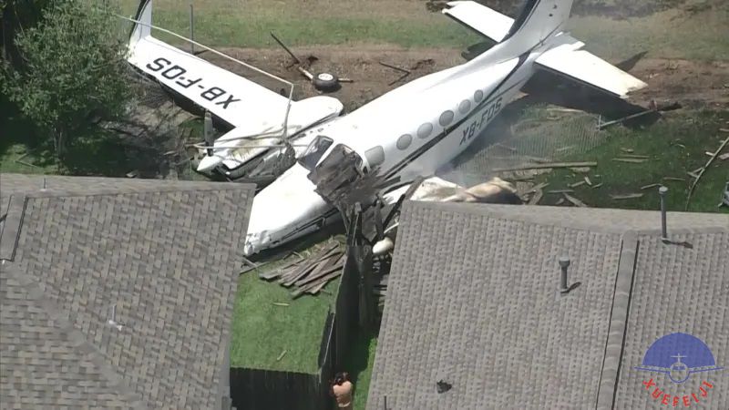 一架赛斯纳421C飞机坠..